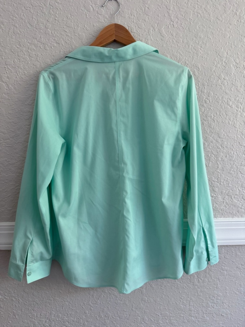 Chico’s No-Iron Button Down Shirt Size 1 Light Green Blouse - Picture 2 of 6